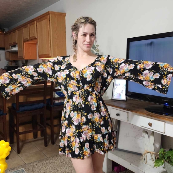 Really cute and fun boho style floral dress, size large but would smaller - Picture 3 of 3